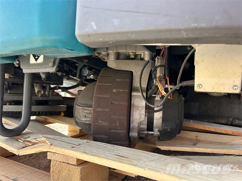 Tenant T16 Ride-On Electric Floor Scrubber Weitere Anhänger