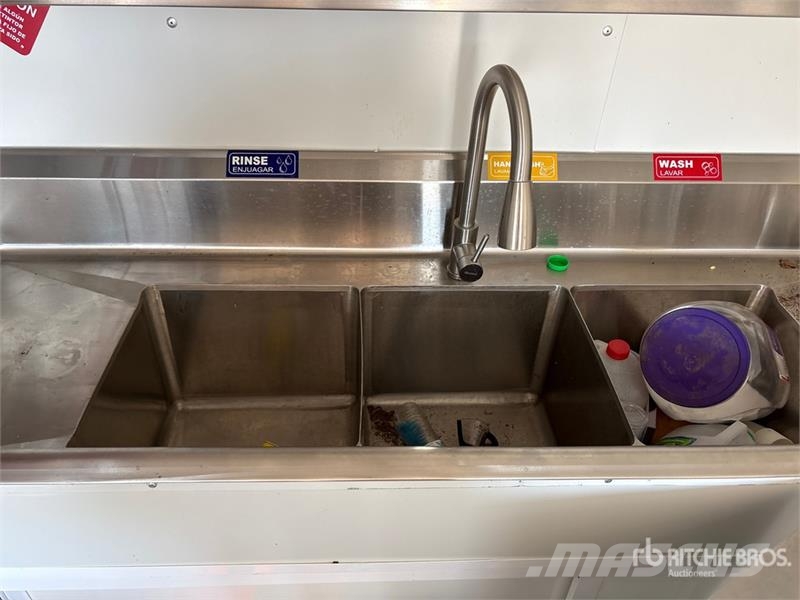  The Fud 14 ft T/A Food Concession Trailer مقطورات أخرى
