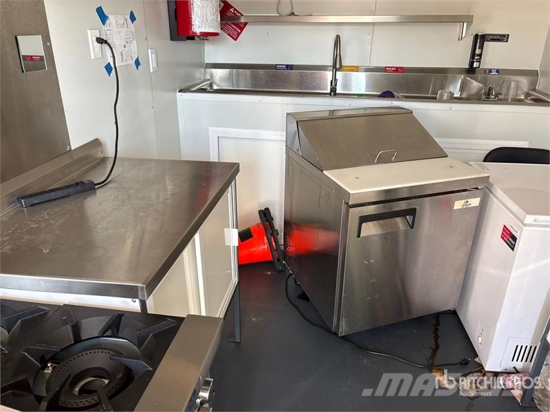  The Fud 14 ft T/A Food Concession Trailer مقطورات أخرى