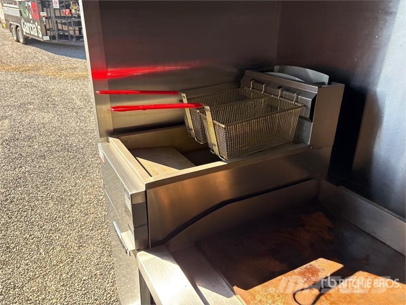  The Fud 14 ft T/A Food Concession Trailer مقطورات أخرى