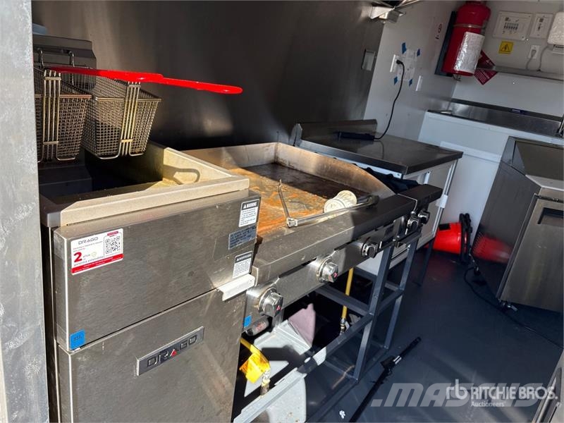  The Fud 14 ft T/A Food Concession Trailer مقطورات أخرى
