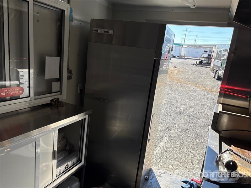  The Fud 14 ft T/A Food Concession Trailer مقطورات أخرى