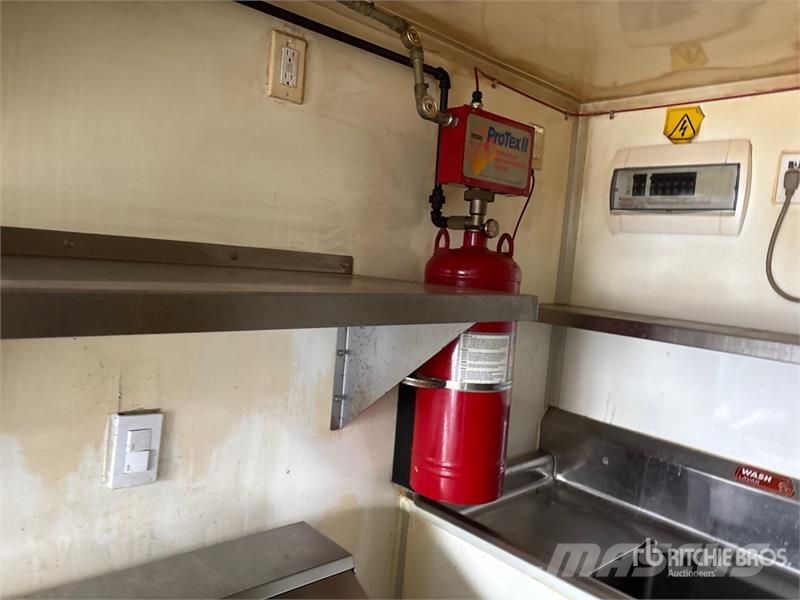  The Fud Trailer 16 ft T/A Food Concession Trailer مقطورات أخرى