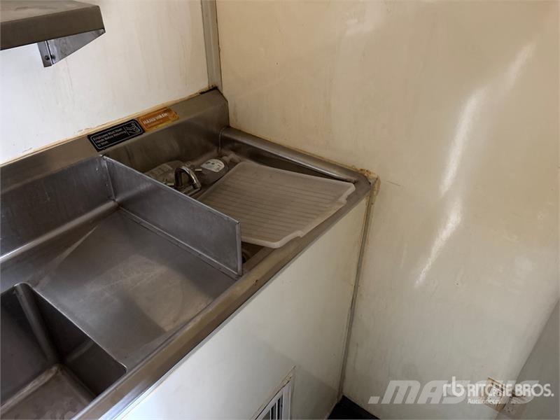  The Fud Trailer 16 ft T/A Food Concession Trailer مقطورات أخرى
