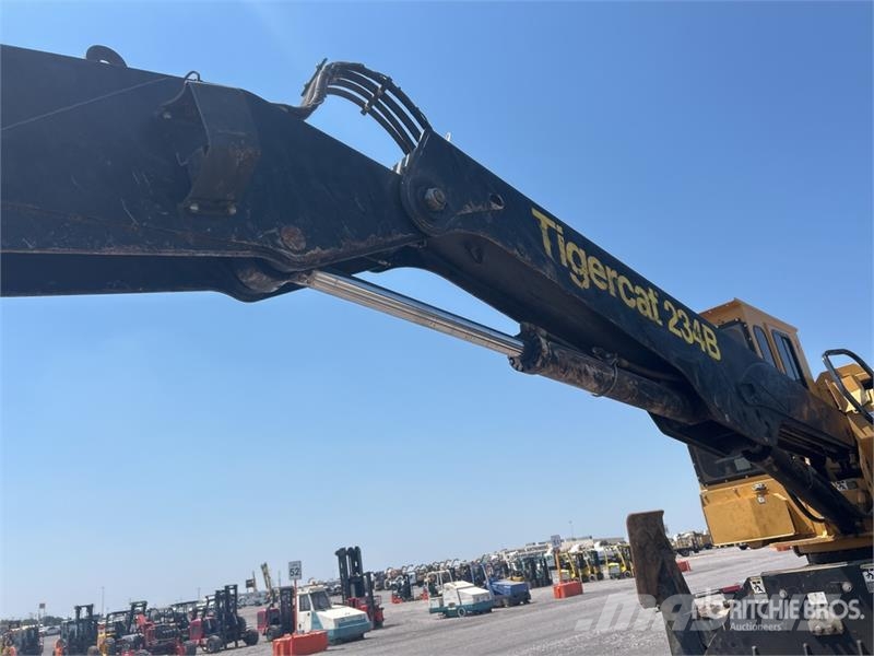 Tiger Cat 234B Trailer Mounted Heel Boom Log Loader Nivelpuomikuormaajat