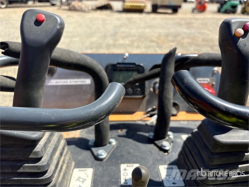 Tiger Claw TC300T Mini Compact Track Loader Krautuvai su šoniniu pasukimu