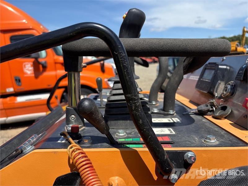 Tiger Claw TC300T Mini Compact Track Loader Krautuvai su šoniniu pasukimu