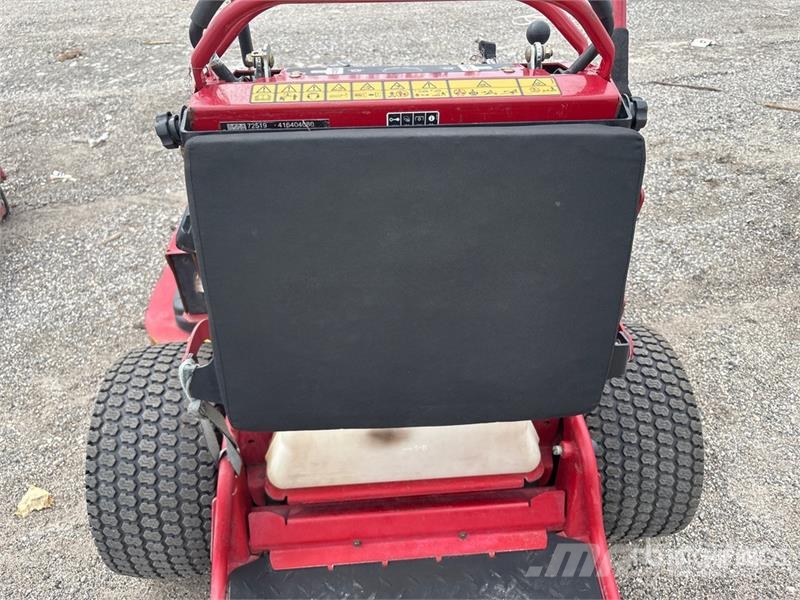 Toro Grandstand Stand-On 52 in Lawn Mower Åkgräsklippare