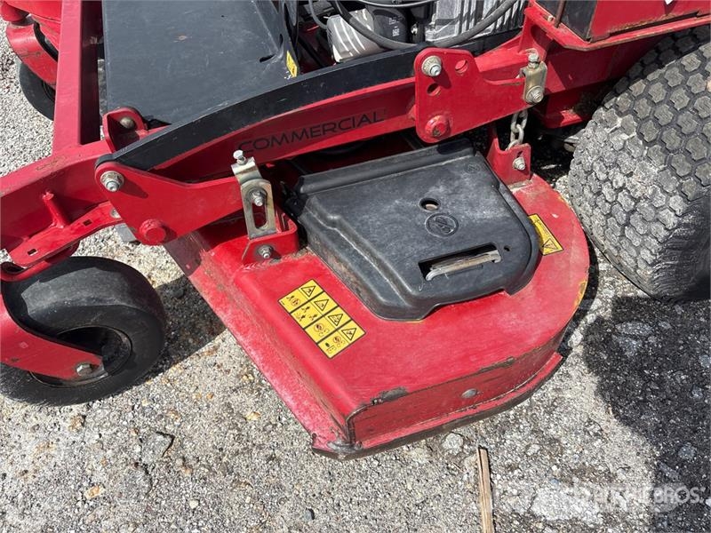 Toro Grandstand Stand-On 52 in Lawn Mower Åkgräsklippare