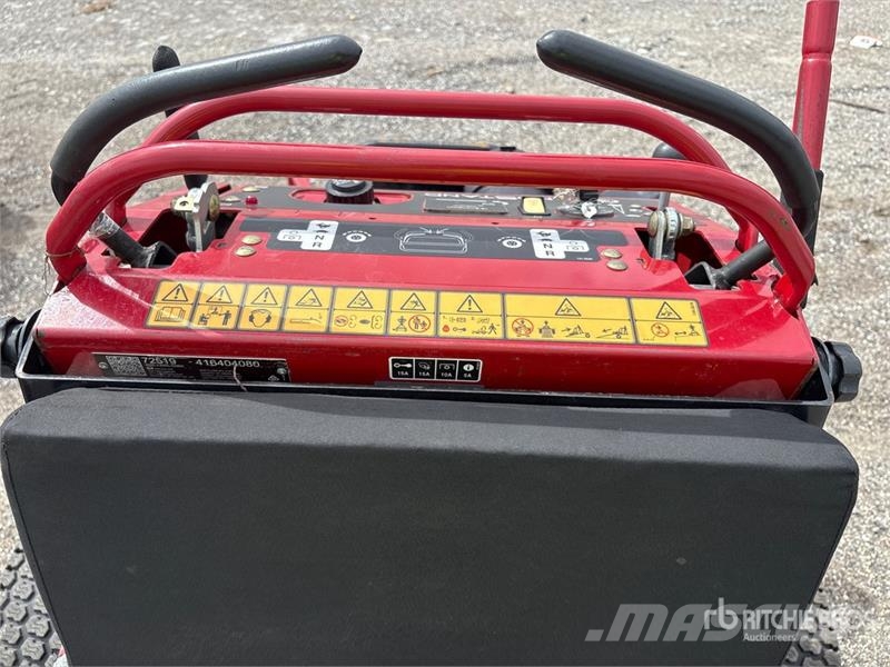 Toro Grandstand Stand-On 52 in Lawn Mower Åkgräsklippare