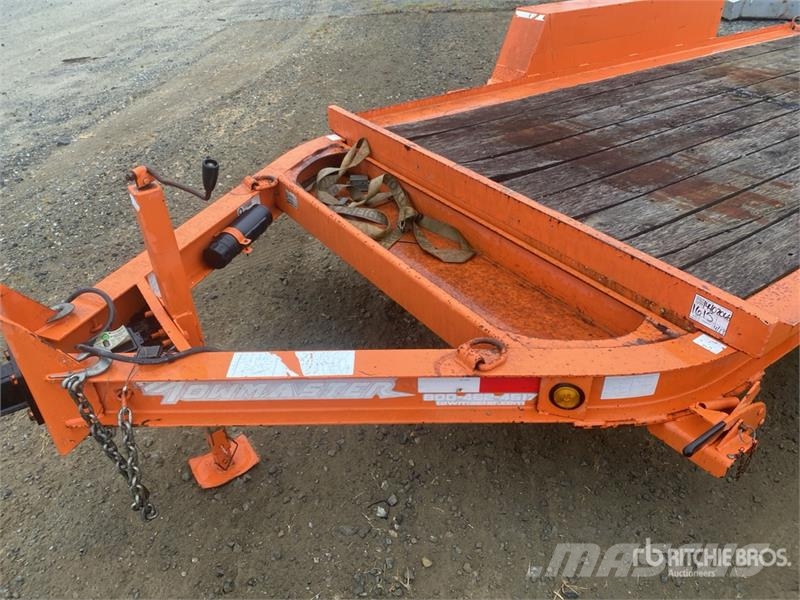 TOWMASTER T-9DT 14 ft T/A Tilt Deck Trailer Низькорамні причепи