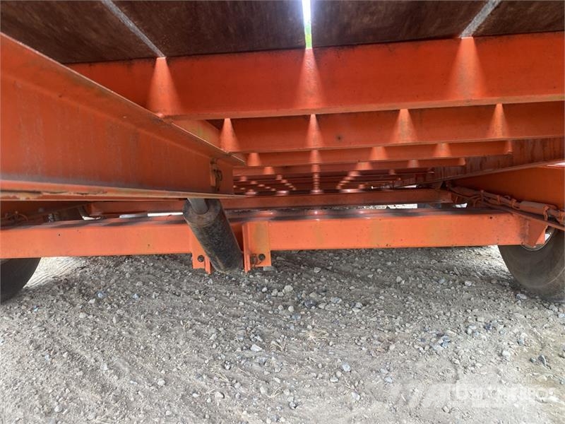 TOWMASTER T-9DT 14 ft T/A Tilt Deck Trailer Низькорамні причепи
