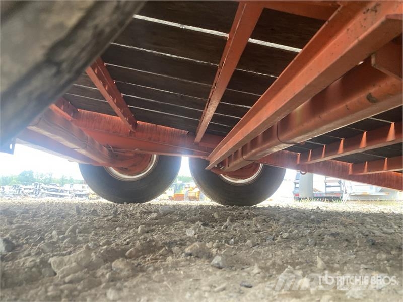 TOWMASTER T-9DT 14 ft T/A Tilt Deck Trailer Низькорамні причепи