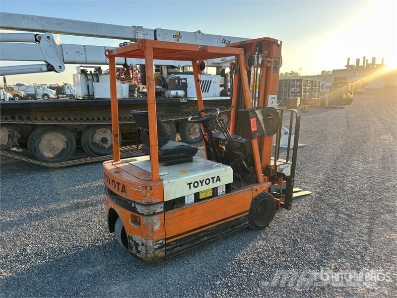 Toyota 2FBE15 2800 lb Electric Forklift Chariots élévateurs électriques