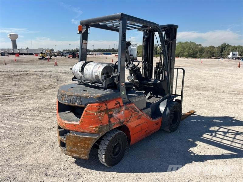 Toyota 40-8FGU25 4500 lb Pneumatic Tire Forklift Autokrāvēji - citi