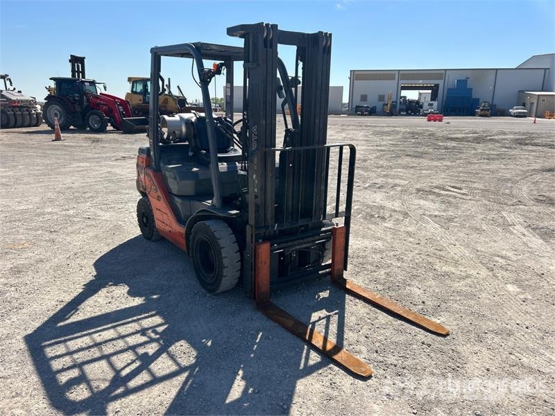 Toyota 40-8FGU25 4500 lb Pneumatic Tire Forklift Autokrāvēji - citi