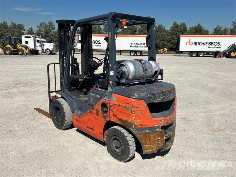 Toyota 40-8FGU25 4500 lb Pneumatic Tire Forklift Autokrāvēji - citi