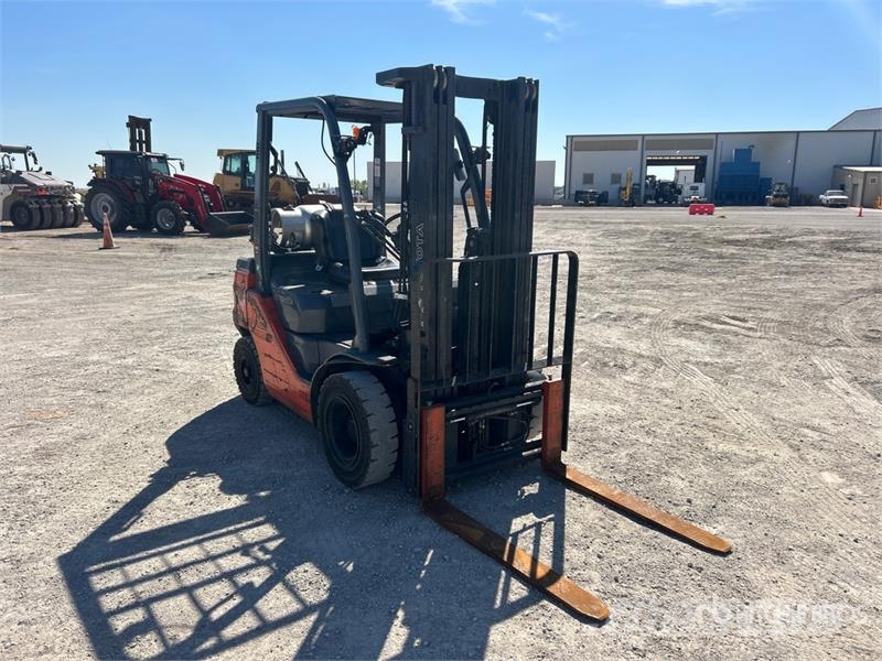 Toyota 40-8FGU25 4500 lb Pneumatic Tire Forklift Autokrāvēji - citi