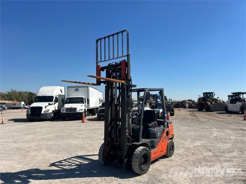 Toyota 40-8FGU25 4500 lb Pneumatic Tire Forklift Autokrāvēji - citi