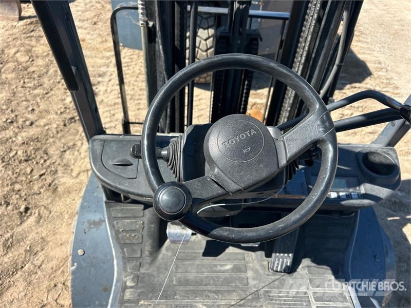 Toyota 40-8FGU25 4500 lb Pneumatic Tire Forklift Autokrāvēji - citi