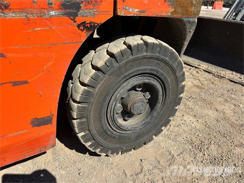 Toyota 40-8FGU25 4500 lb Pneumatic Tire Forklift Autokrāvēji - citi