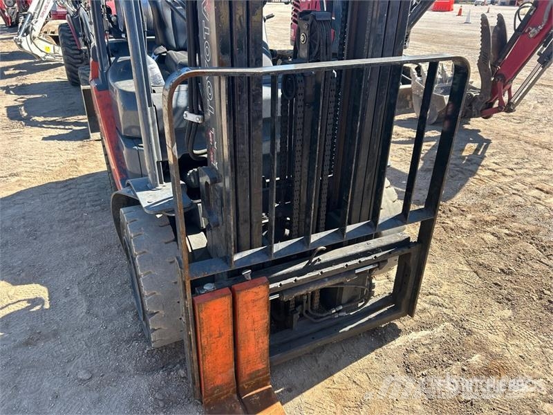 Toyota 40-8FGU25 4500 lb Pneumatic Tire Forklift Autokrāvēji - citi