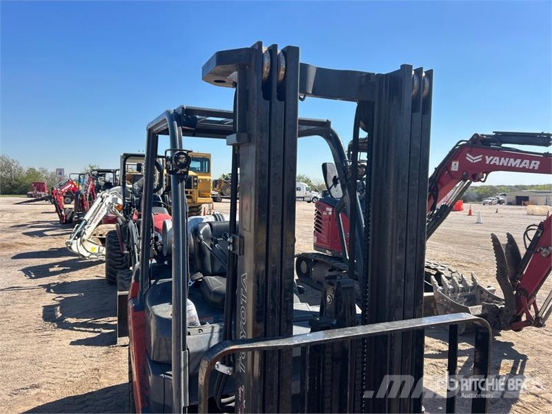 Toyota 40-8FGU25 4500 lb Pneumatic Tire Forklift Autokrāvēji - citi