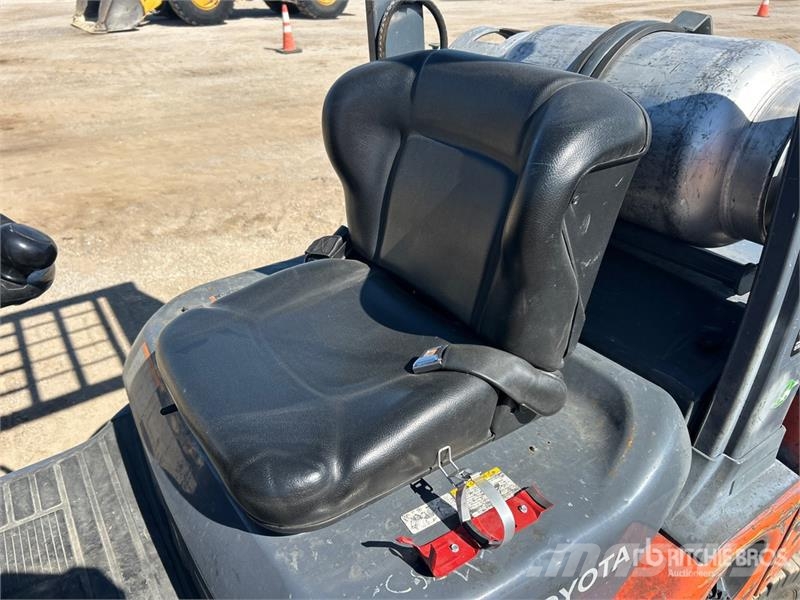 Toyota 40-8FGU25 4500 lb Pneumatic Tire Forklift Autokrāvēji - citi