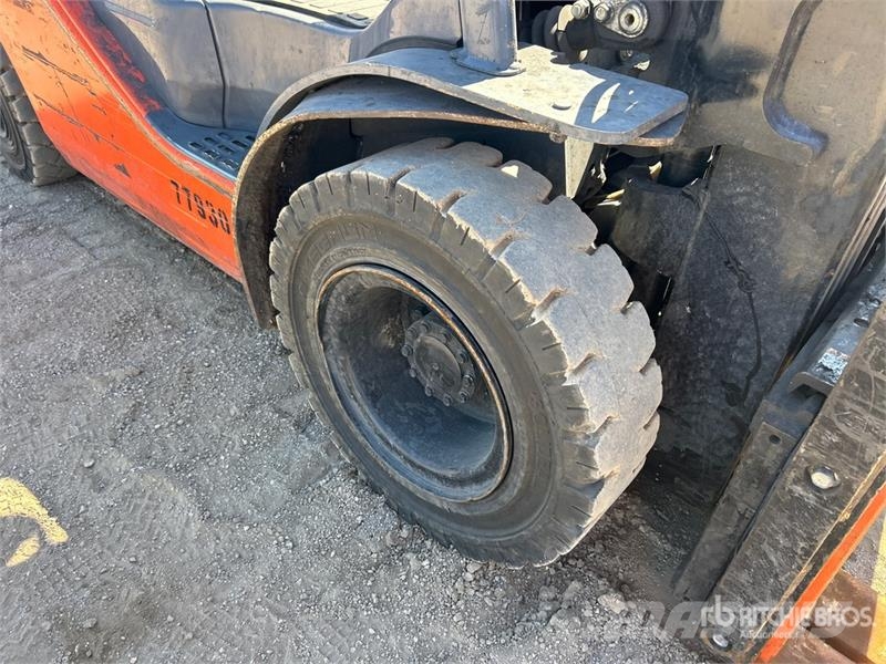 Toyota 40-8FGU25 4500 lb Pneumatic Tire Forklift Autokrāvēji - citi