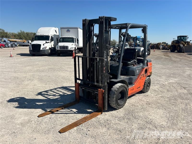 Toyota 40-8FGU25 4500 lb Pneumatic Tire Forklift Autokrāvēji - citi