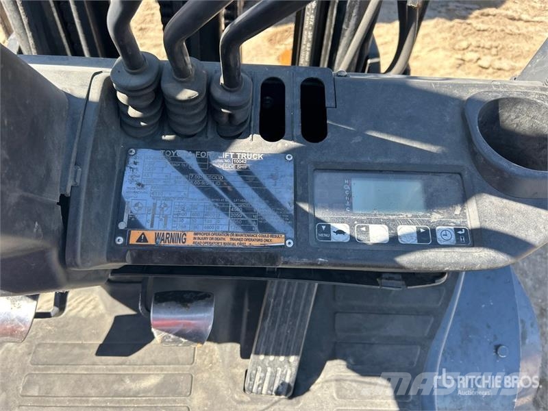 Toyota 40-8FGU25 4500 lb Pneumatic Tire Forklift Autokrāvēji - citi