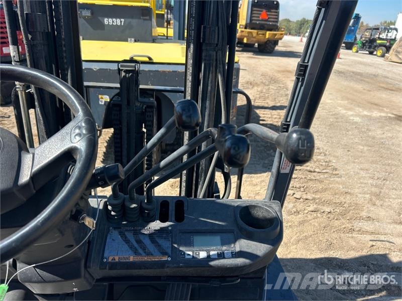 Toyota 40-8FGU25 4500 lb Pneumatic Tire Forklift Autokrāvēji - citi