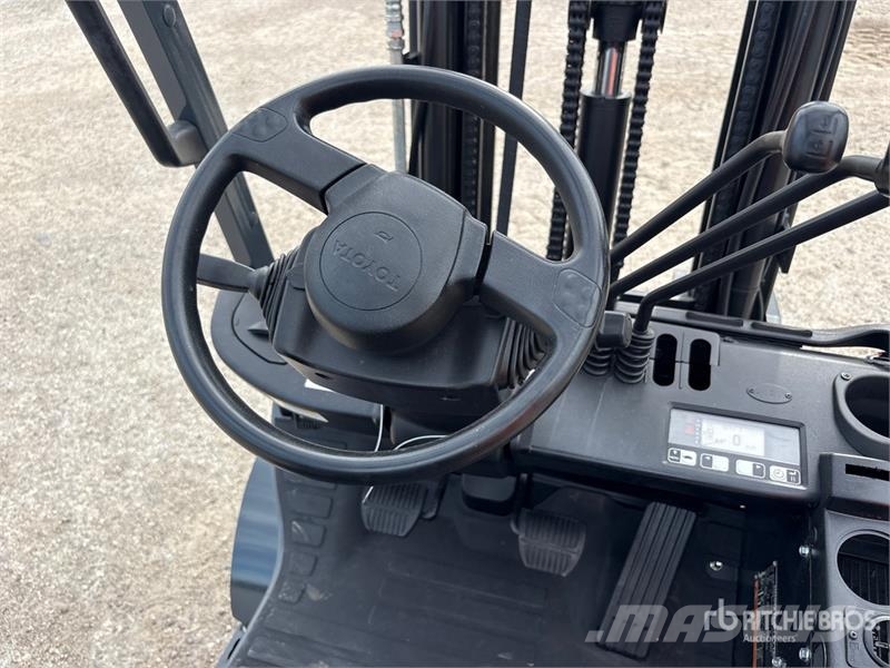 Toyota 50-8FGCU25 5000 lb Cushion Tire Forklift Другие складские механизмы