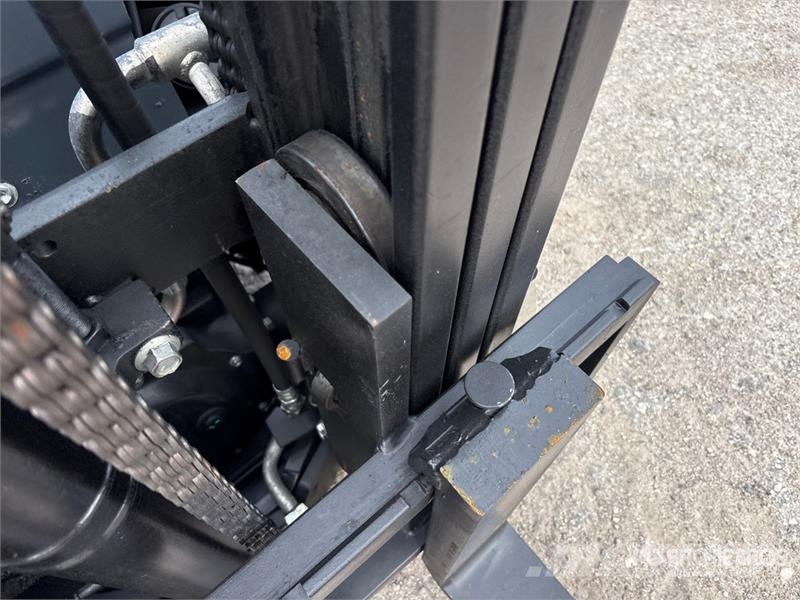 Toyota 50-8FGCU25 5000 lb Cushion Tire Forklift Другие складские механизмы