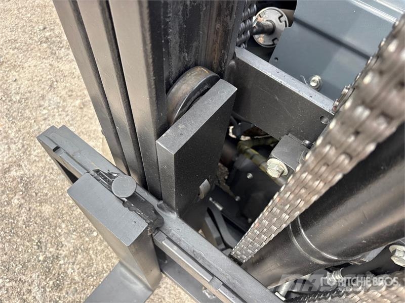 Toyota 50-8FGCU25 5000 lb Cushion Tire Forklift Другие складские механизмы