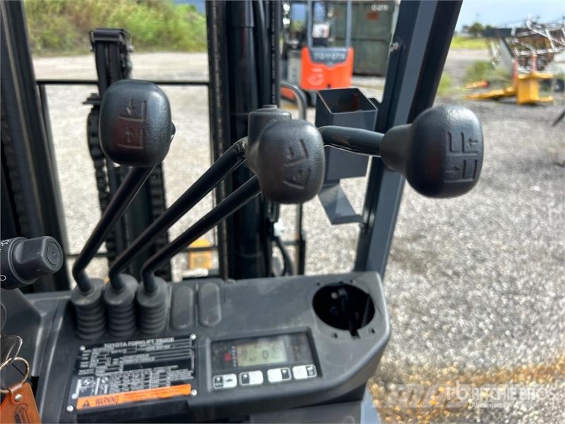 Toyota 50-8FGCU30 5120 lb Cushion Tire Forklift شاحنات ذات رافعات شوكية - أخرى