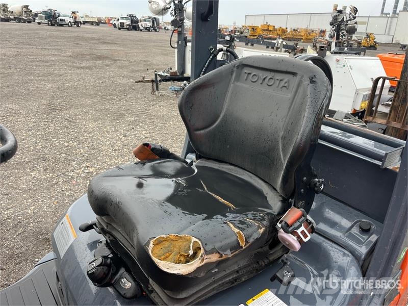 Toyota 50-8FGCU32 5200 lb Cushion Tire Forklift Інше