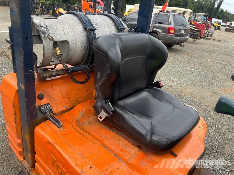 Toyota 5FGC25 4700 lb Cushion Tire Forklift Andere Gabelstapler