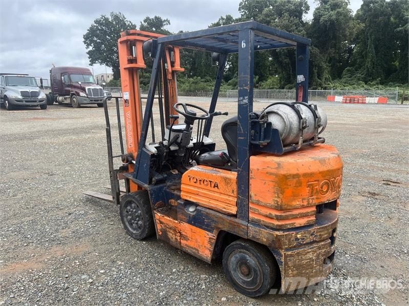 Toyota 5FGC25 4700 lb Cushion Tire Forklift Andere Gabelstapler