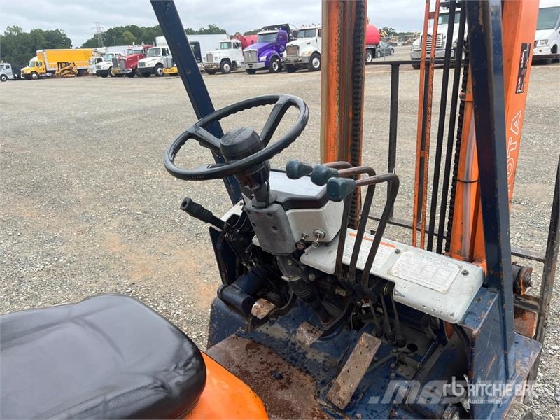 Toyota 5FGC25 4700 lb Cushion Tire Forklift Andere Gabelstapler