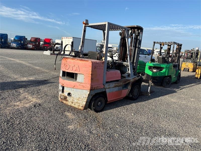 Toyota 6600 lb Forklift Autokrāvēji - citi