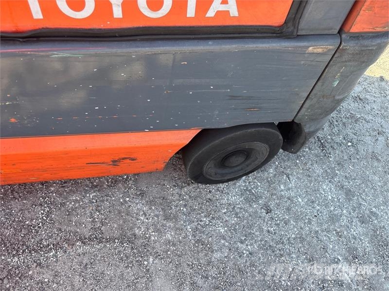 Toyota 6FGCU15 3300 lb Cushion Tire Forklift (Inoperable) Viličarji - drugo
