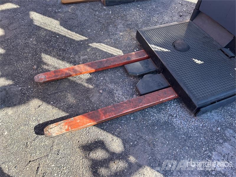 Toyota 7BPUE15 Montacargas recogepedidos de media altura