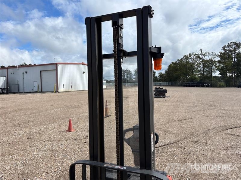 Toyota 7BWS13 2500 lb Walk Behind Electric Forklift (Inop バッテリーフォークリフト