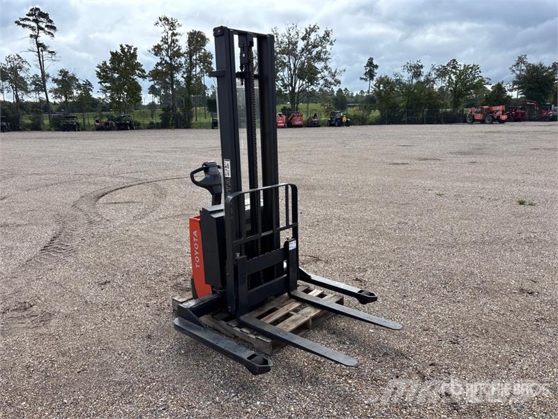 Toyota 7BWS13 2500 lb Walk Behind Electric Forklift (Inop バッテリーフォークリフト