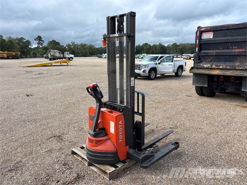 Toyota 7BWS13 2500 lb Walk Behind Electric Forklift (Inop バッテリーフォークリフト