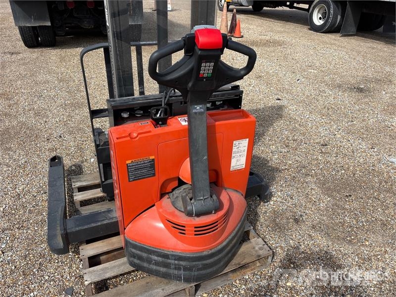 Toyota 7BWS13 2500 lb Walk Behind Electric Forklift (Inop バッテリーフォークリフト