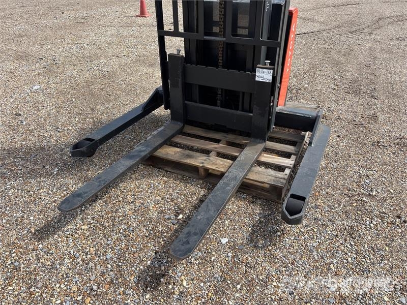 Toyota 7BWS13 2500 lb Walk Behind Electric Forklift (Inop バッテリーフォークリフト
