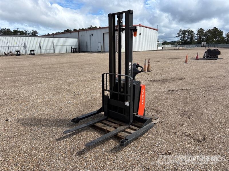 Toyota 7BWS13 2500 lb Walk Behind Electric Forklift (Inop バッテリーフォークリフト