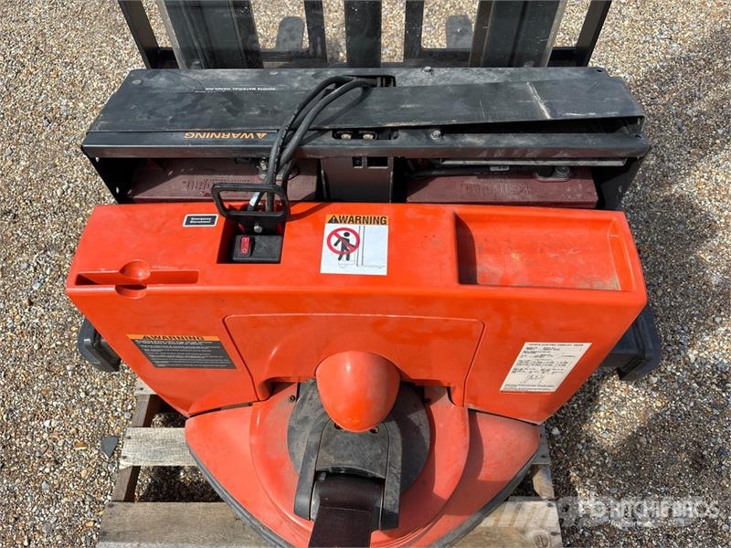 Toyota 7BWS13 2500 lb Walk Behind Electric Forklift (Inop バッテリーフォークリフト